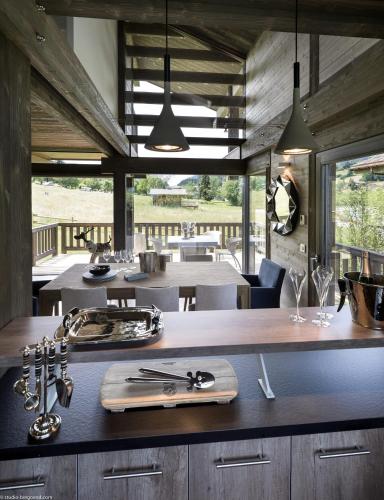 - une cuisine avec une table et des ustensiles dans l'établissement Chalet Satine - Luxe au pied des pistes, à Demi-Quartier