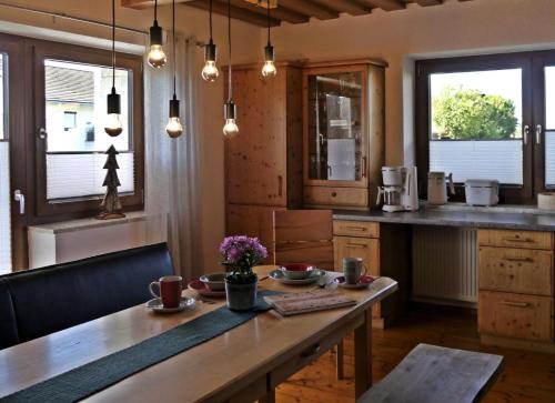 una cocina con una mesa de madera con flores. en Ferienhaus Kirchl, en Hohenau