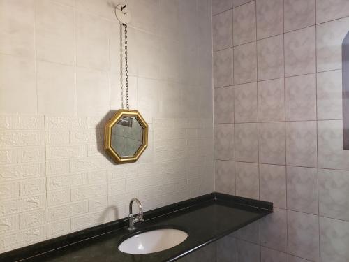 a bathroom with a sink and a mirror on the wall at Pousada e Hostel Casa da Jura in Ilhabela