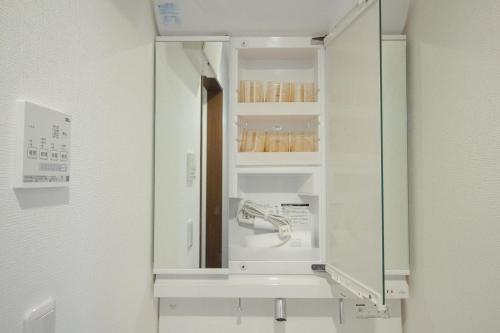 QiQi House Serenity 新築一軒家宿 Brand New Exclusive 3-Story House Near Tokyo Skytree Asakusa في طوكيو: حمام مع حوض ومرآة