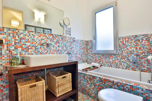 ein Badezimmer mit einem Waschbecken, einer Badewanne und einem WC in der Unterkunft Terrazza Concordia Amazing View in Neapel