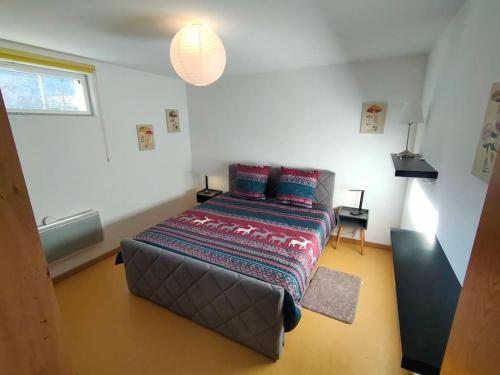 een slaapkamer met een bed en een bank erin bij Industriel F3 Appartement in Thann