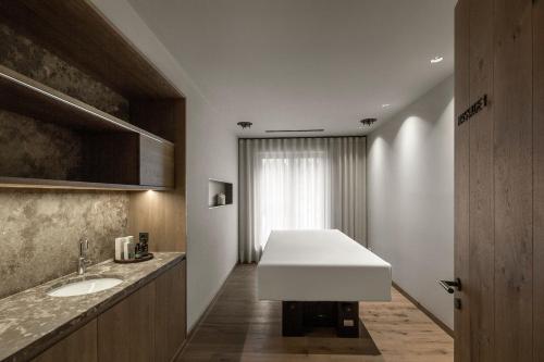 a bathroom with a large white sink in it at Gutshofhotel Winkler Bräu in Lengenfeld