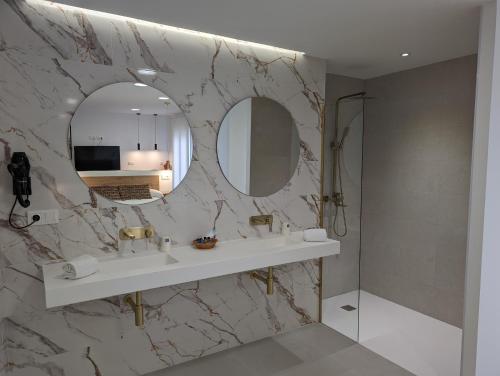 a bathroom with a sink and a mirror at Gran Hotel Toledo in Onda