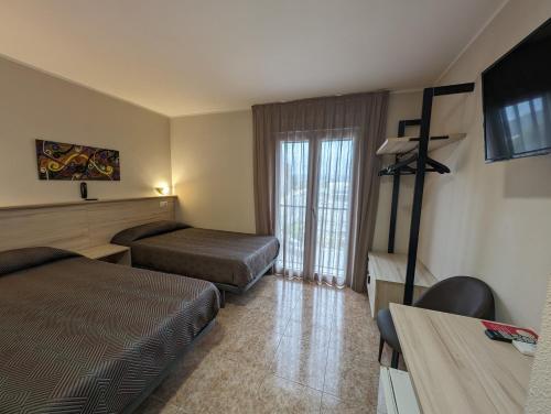 a hotel room with a bedroom with a bed and a desk at Gran Hotel Toledo in Onda