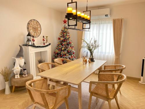 un comedor con una mesa y un árbol de Navidad en BBighouse, en Ban Yang Plao