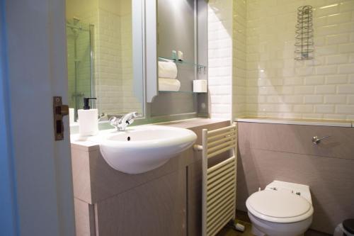 een badkamer met een wastafel en een toilet bij The Broadoak in Ashton under Lyne