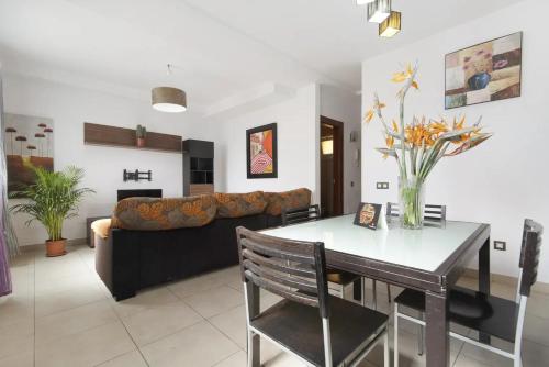 a living room with a table and a couch at Casa Bella Lucía in Casablanca