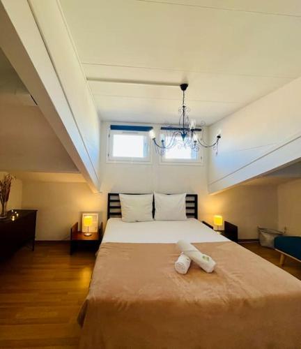sypialnia z dużym łóżkiem na poddaszu w obiekcie ''Ophélia 84'' Duplex en centre ville avec parking w mieście Sète