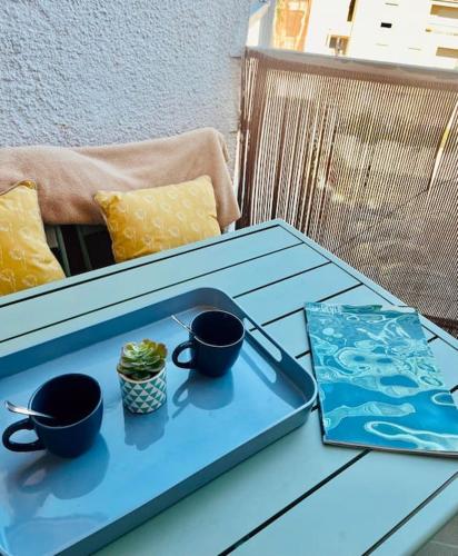 - un plateau avec deux tasses sur une table dans l'établissement ''Ophélia 84'' Duplex en centre ville avec parking, à Sète