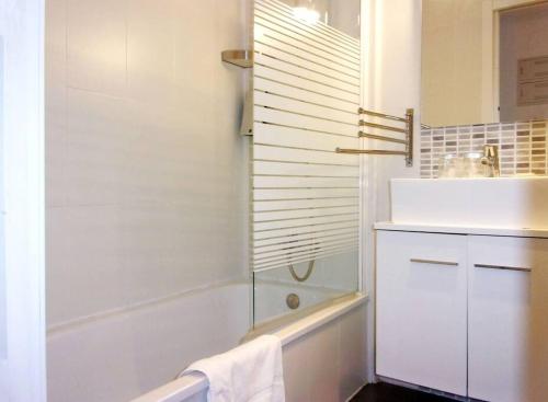 Un baño con bañera, lavabo y ducha. en ALC - San Francisco Javier, en Alicante