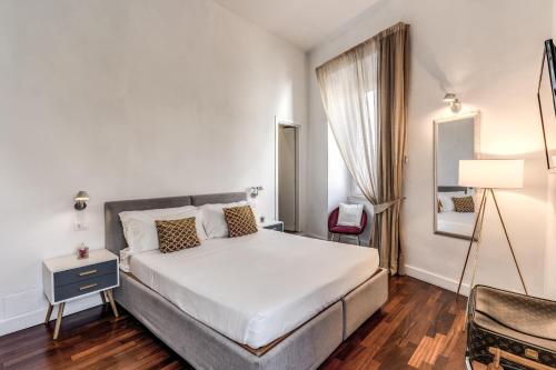 a bedroom with a bed and a lamp at Little Queen Relais in Rome