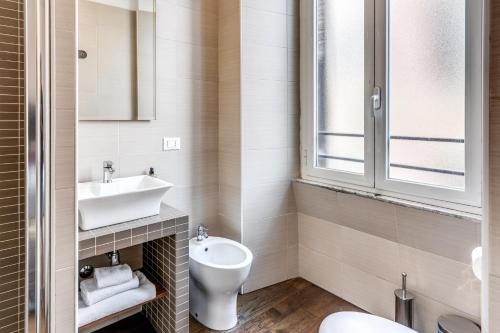 a bathroom with a sink and a toilet at Little Queen Relais in Rome