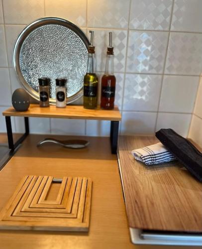 La salle de bains est pourvue d'un miroir et d'une table en bois. dans l'établissement ''Ophélia 133'' Cosy studio climatisé avec balcon, à Sète