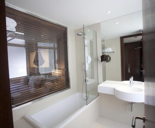 A bathroom at Carris Casa de la Troya