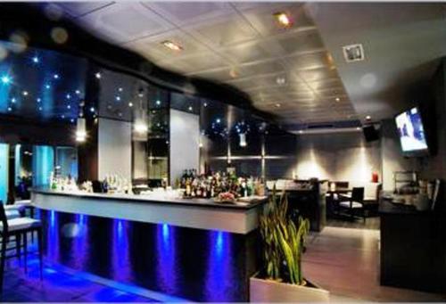 un bar in un ristorante con un bar blu di Residence Hotel Serenella ad Aprica