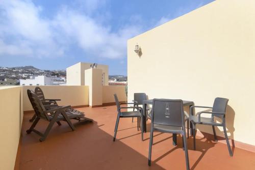 a balcony with chairs and tables on a roof at Casa Bella Lucía in Casablanca