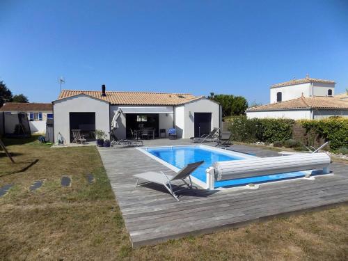 une piscine devant une maison dans l'établissement Meschers - MAISON RECENTE avec PISCINE PRIVATIVE dans un quartier très calme, à Meschers-sur-Gironde