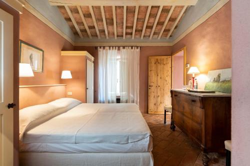 Кровать или кровати в номере Castello di Fonterutoli Wine Resort