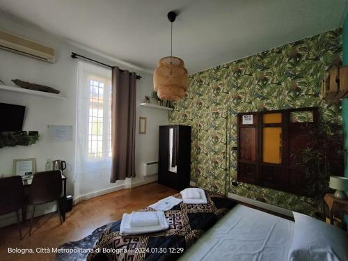 sypialnia z łóżkiem, stołem i oknem w obiekcie B&B Villa Rivabella w Bolonii