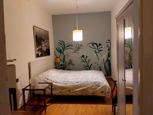 1 dormitorio con cama y pared de planta en Sweethouse, en Cesena
