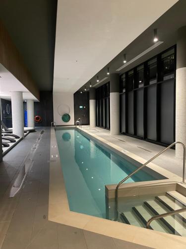 uma grande piscina num edifício em Stylist Apartment Heart of Brossard Dix30 em Brossard