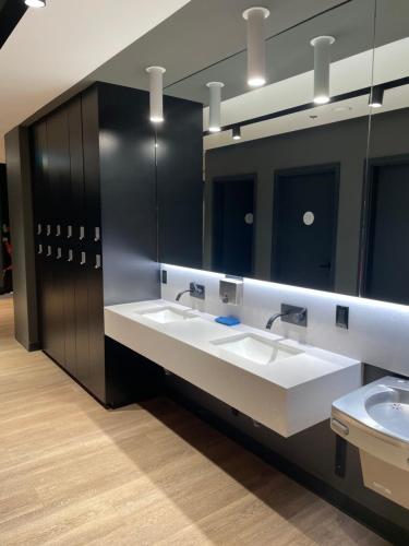 baño con 2 lavabos y espejo grande en Stylist Apartment Heart of Brossard Dix30, en Brossard