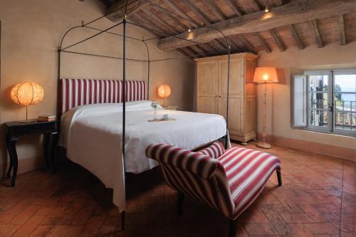 Кровать или кровати в номере Castello di Fonterutoli Wine Resort