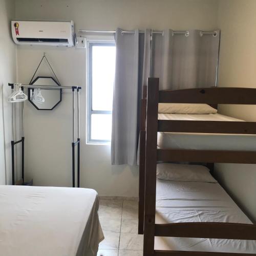 Zimmer mit 2 Etagenbetten und einem Fenster in der Unterkunft Kitnet 1102 - Apartamento para temporada in Recife