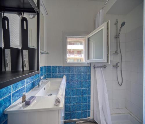 ein Bad mit einer Badewanne, einem Waschbecken und einer Dusche in der Unterkunft Le théatre du Cours in Grenoble