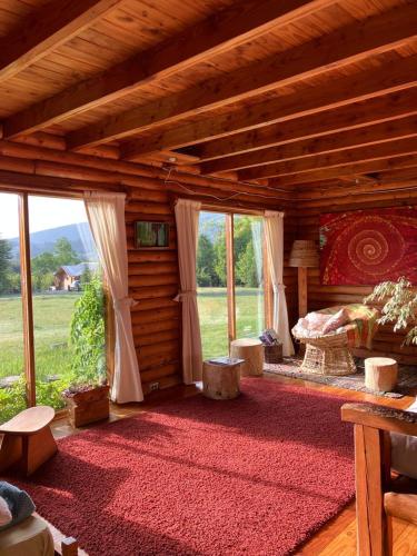 1 dormitorio en una cabaña de madera con ventanas en Casa de Campo, en Villarrica