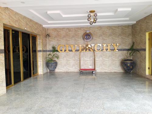 un vestíbulo con una señal de advertencia en la pared en Givenchy Luxury Hotels and Suites, en Akwa