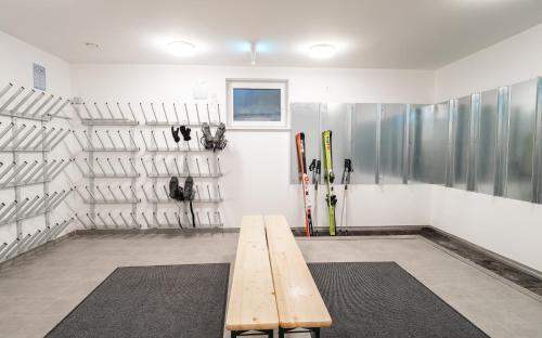 une chambre avec un banc en bois dans une pièce avec des skis dans l'établissement Haus Tauernblick Katschberg by AlpenTravel, à Katschberghöhe