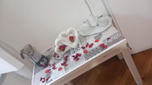 una mesa con un set de té encima en Romeo house en Nápoles