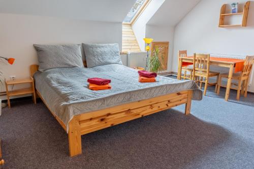 um quarto com uma cama com duas toalhas em Penzion U rybníka em Šumperk