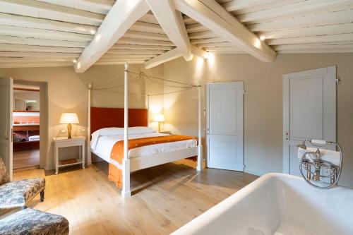 Кровать или кровати в номере Castello di Fonterutoli Wine Resort
