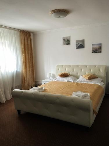 um quarto com uma cama grande num quarto em Motel Potcoava de Aur em Alexandria