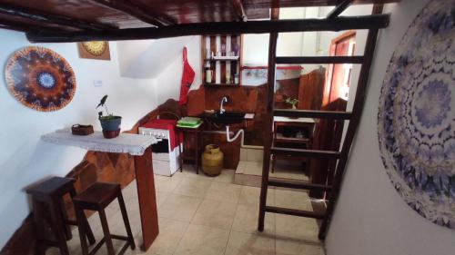 una habitación con escalera y una habitación con cocina en Meu Cantinho Aconchegante Lençóis, en Lençóis