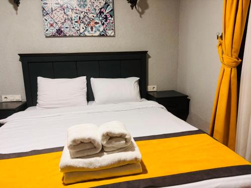 sypialnia z łóżkiem z ręcznikami w obiekcie Lebon Hotel-Special Class w Stambule