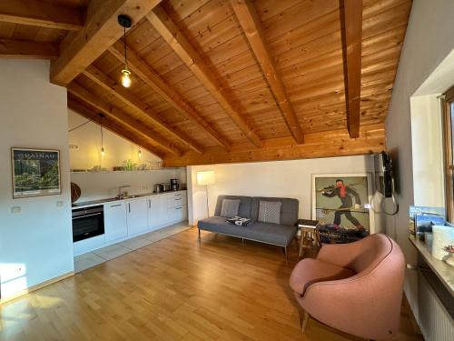 - un salon avec un canapé et une table dans l'établissement Apartment mit Zugspitzblick, à Grainau