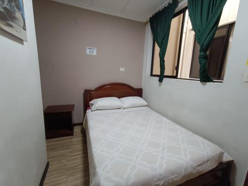 Giường trong phòng chung tại alborada cuenca hospedaje