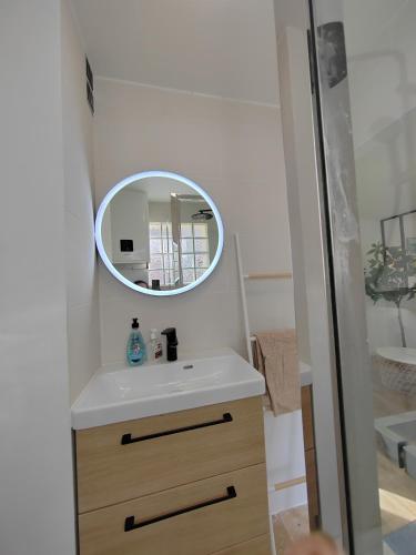 une salle de bain avec un lavabo blanc et un miroir dans l'établissement T1 avec grande terrasse, hypercentre ,climatise, à Toulon
