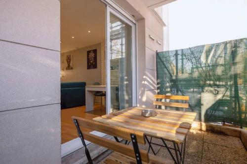 - une table et des chaises en bois dans l'établissement La pépite bleue de Nanterre, à Nanterre