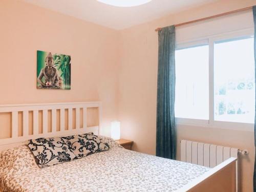 a bedroom with a bed and a window at Beauty 6-pers Villa Alfaz del pi in Cautivador