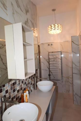 a bathroom with two sinks and a mirror at La Pina Verde in Estepona