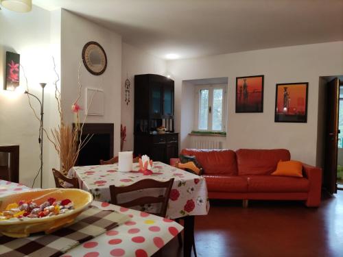 卡梅利諾的住宿－La Casa di Elena，客厅配有红色的沙发和桌子