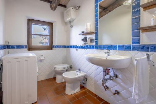 La salle de bains est pourvue d'un lavabo et de toilettes. dans l'établissement Genziana, à Arcidosso