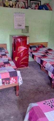 Zimmer mit 3 Betten in einem Zimmer in der Unterkunft Shri Ram Homestay in Bangīna