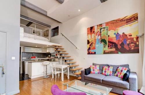 un salon avec un canapé et une table dans l'établissement Spacieux Duplex - Zone Piétonne, à Nice