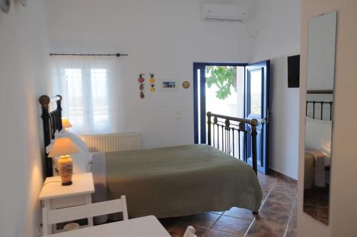 Postel nebo postele na pokoji v ubytování Tsipouras House